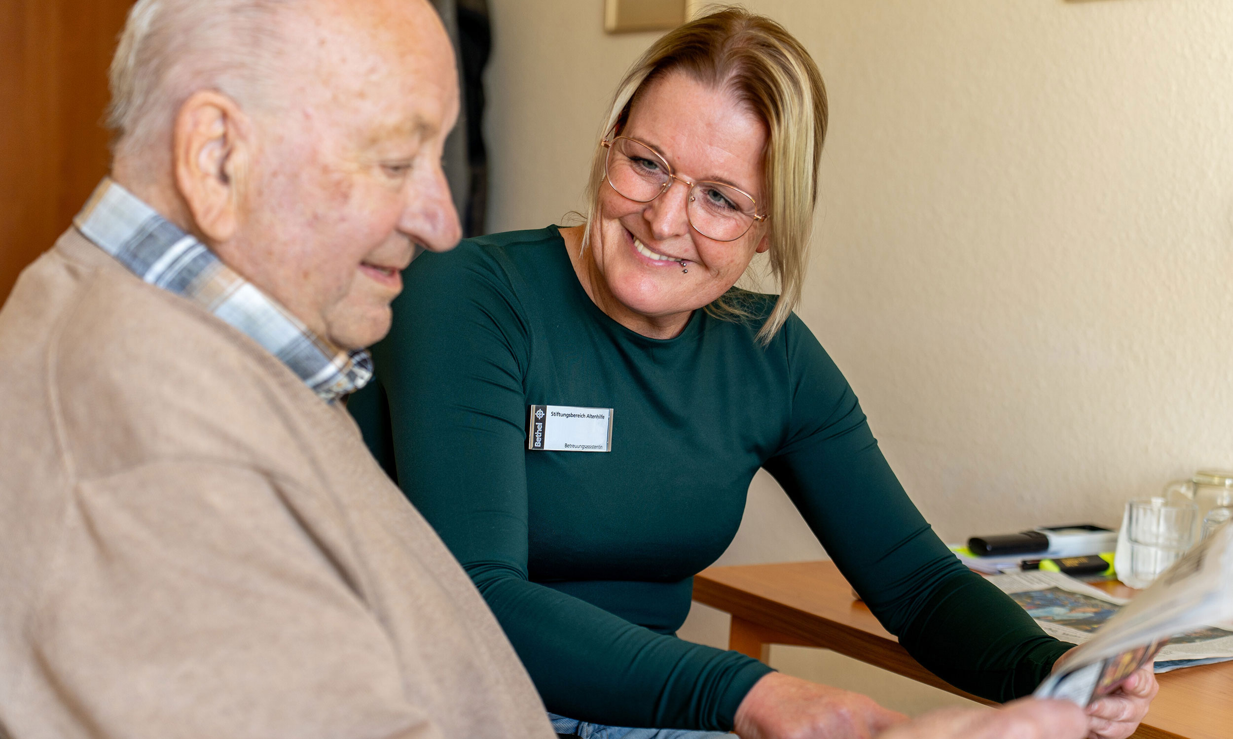 Pflegekraft im Kontakt mit einem Bewohner des Pflegezenrums Breipohls Hof