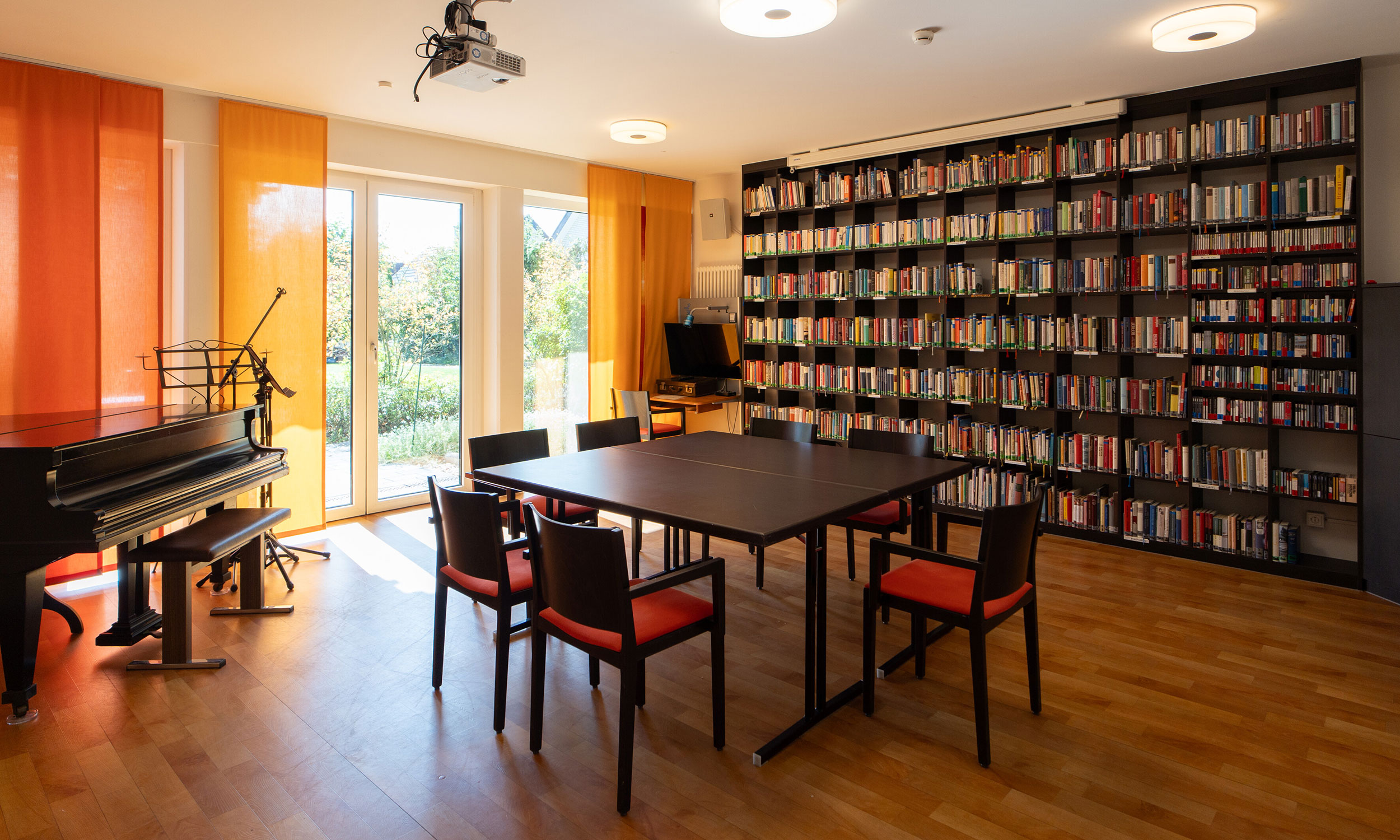 Blick in die Bibliothek und Musikraum des Seniorenzentrums Breipohls Hof